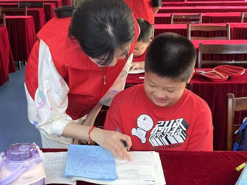 安徽學(xué)子三下鄉(xiāng)：學(xué)習(xí)中外文化習(xí)俗，體會(huì)文化多樣性