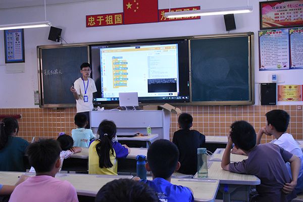 “山河承宇”實(shí)踐隊(duì)開設(shè)麥昆機(jī)器人特色課程|機(jī)器人課程進(jìn)鄉(xiāng)村學(xué)校，點(diǎn)亮學(xué)生科技夢想