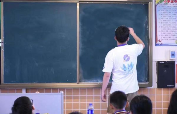 墨韻悠長，篤學尚行 ——嶺南師范學院“山河承宇”社會實踐隊開展書法課程