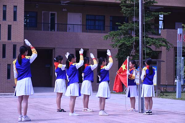 “百千萬工程”大學(xué)生突擊隊(duì)|嶺南師范學(xué)院“山河承宇”實(shí)踐隊(duì)以賦能鄉(xiāng)村振興，點(diǎn)燃鄉(xiāng)村教學(xué)的“星火”