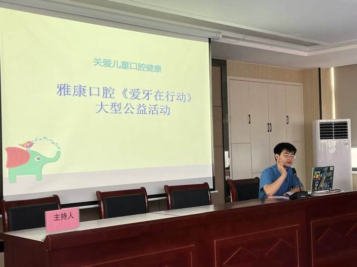 手牽手愛衛(wèi)生，心連心文明行