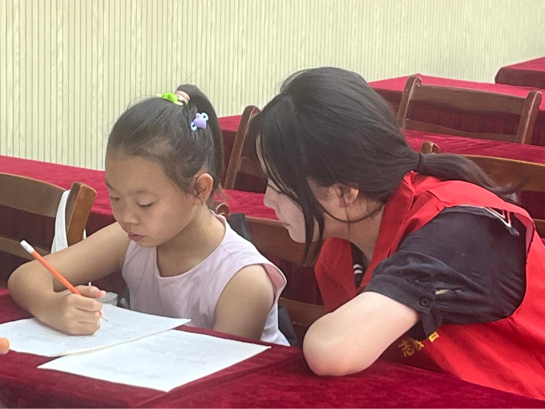 安徽學子三下鄉(xiāng)：牙科義診進社區(qū) 口腔保健暖人心