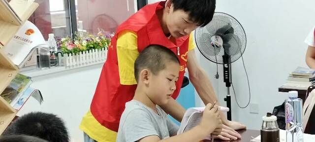 安徽學子三下鄉(xiāng):趣味伴童心，急救記心中
