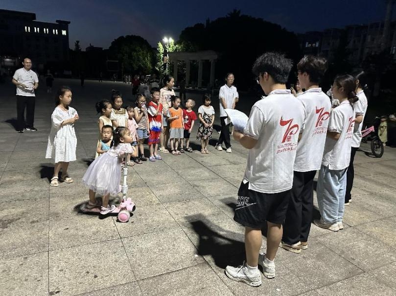 藥學(xué)院“寶葫蘆”實(shí)踐隊(duì)開展“炎炎夏日情·關(guān)愛潤童心” 志愿活動(dòng)