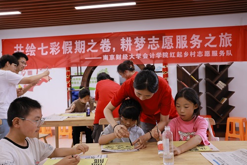 南財(cái)學(xué)子走進(jìn)農(nóng)家書屋：紫色藝術(shù)陶冶情操，書法漆扇傳承文化