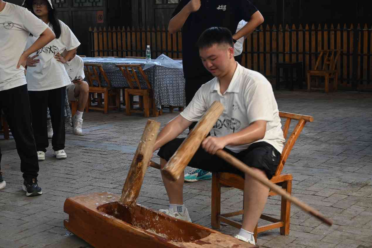 湖南工商大學(xué)e路鄉(xiāng)伴小分隊：傳承千年民俗，共賞打糍粑盛宴
