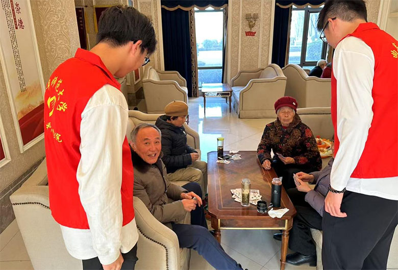 “青衿之志 實踐篤行”實踐隊體育科學(xué)學(xué)院學(xué)院寒假社會實踐——暖心冬日行，情滿敬老院