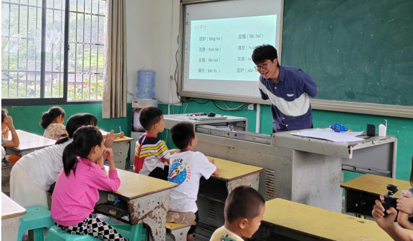 童語誦讀 ，推普筑夢——長安大學(xué)筑夢黔行實踐隊深入開
