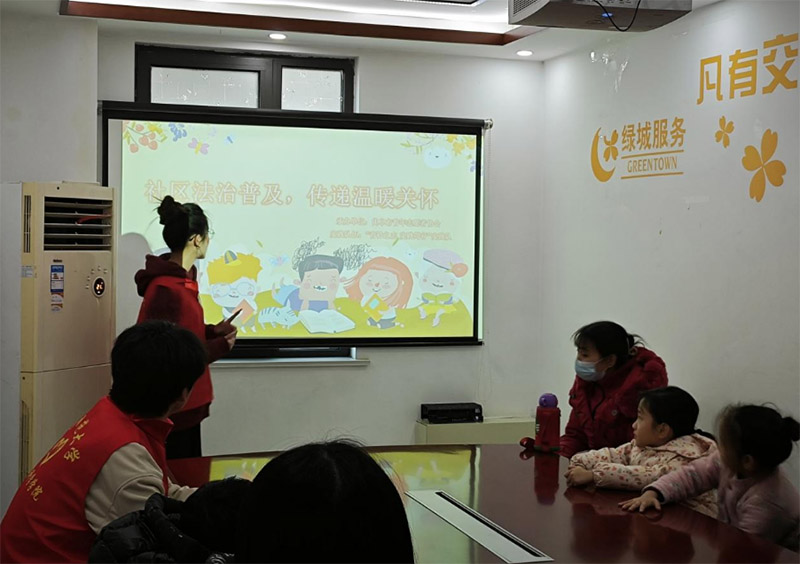 體育科學(xué)學(xué)院學(xué)院寒假社會實踐——“青衿之志 實踐篤行”實踐隊社區(qū)法制普及，傳遞溫暖關(guān)懷