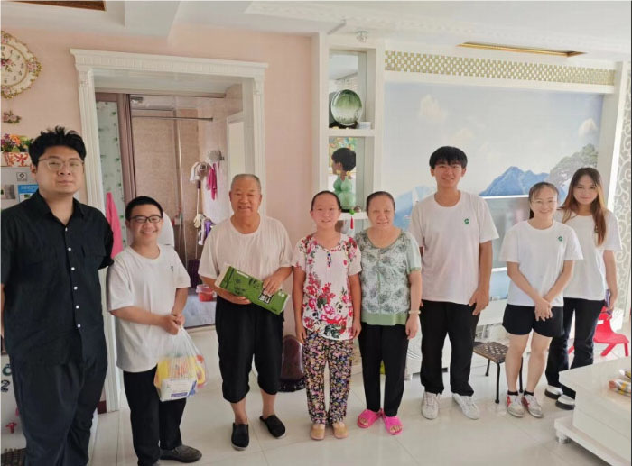 大學生進社區(qū)：傳承紅色基因，傳遞溫暖關(guān)懷