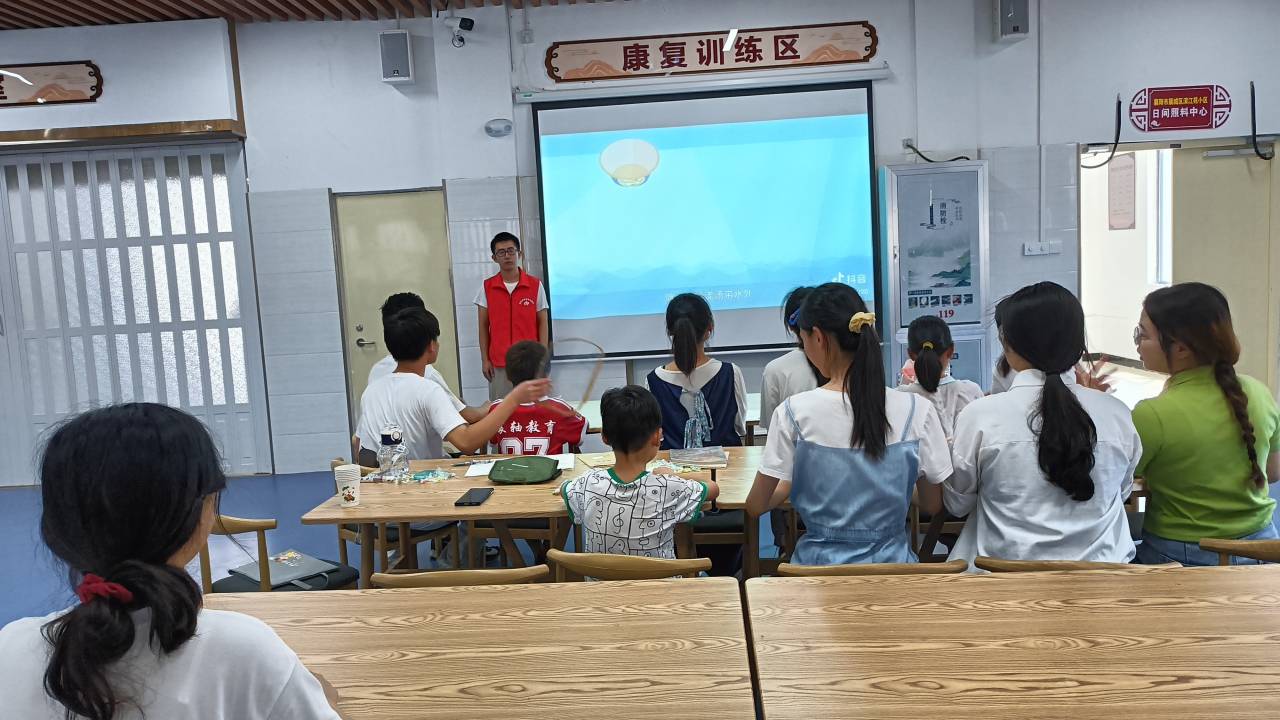 學(xué)習(xí)與玩耍相結(jié)合，構(gòu)建多彩暑假