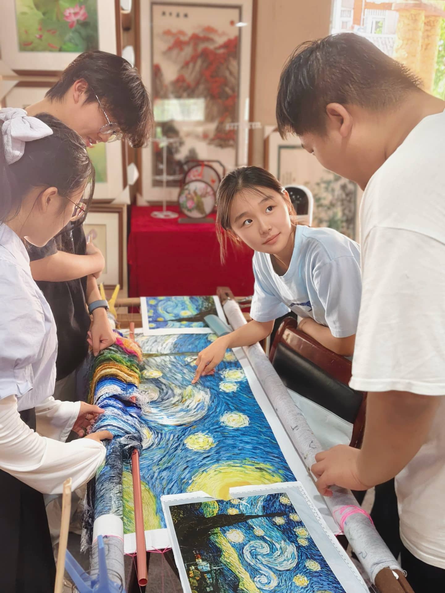 湖北大學“三下鄉(xiāng)”暑期實踐隊到江欣苑開展?jié)h繡傳承相關調(diào)研