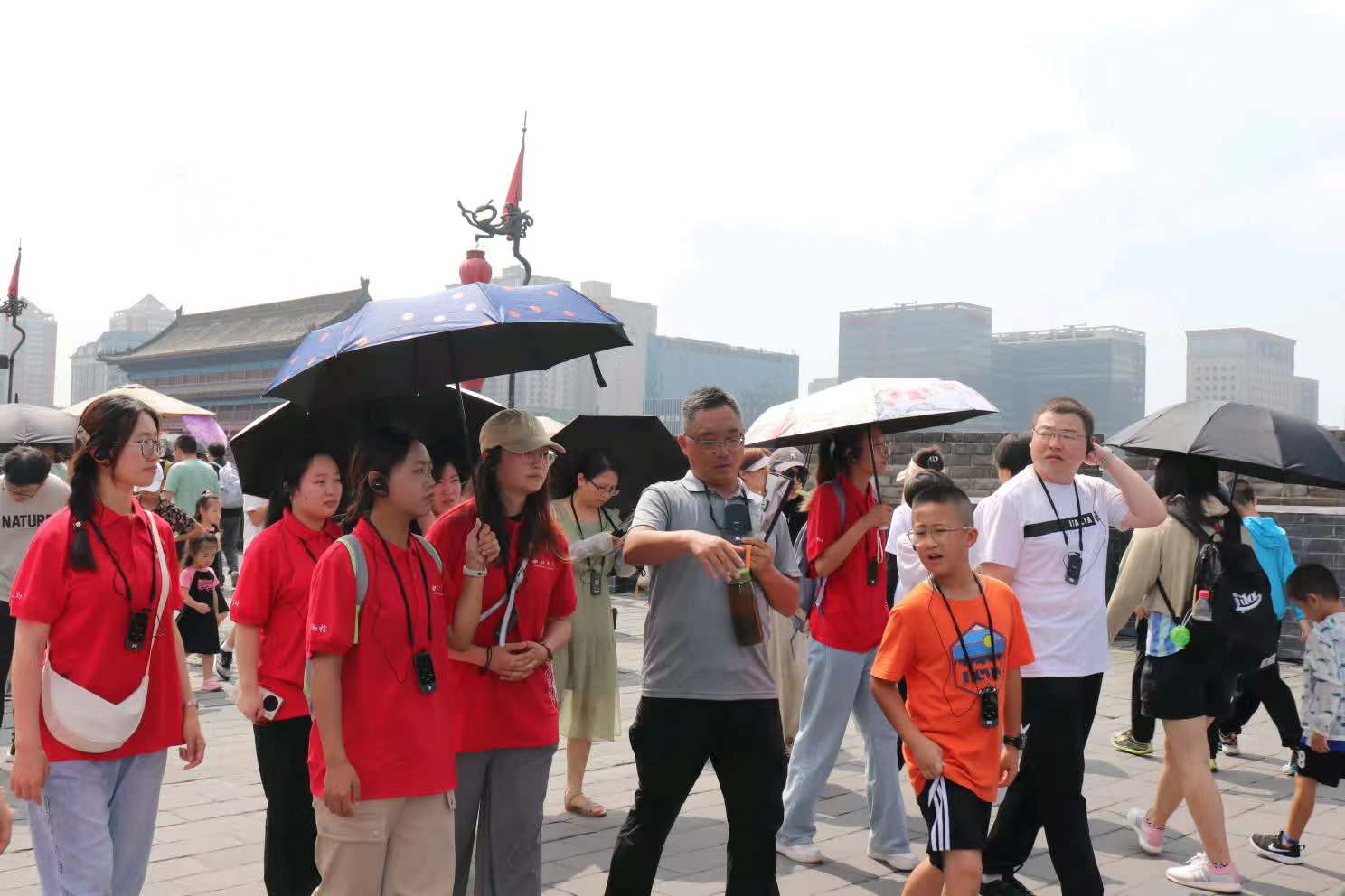 圖為實踐隊員在講解員帶領(lǐng)下了解城墻歷史 陳明燕攝