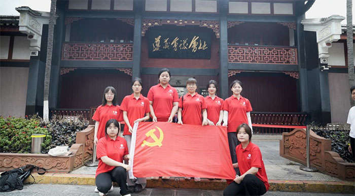 重走長征路，奮斗正當時——西安工業(yè)大學藝術與傳媒學院“追紅·尋跡”實踐隊