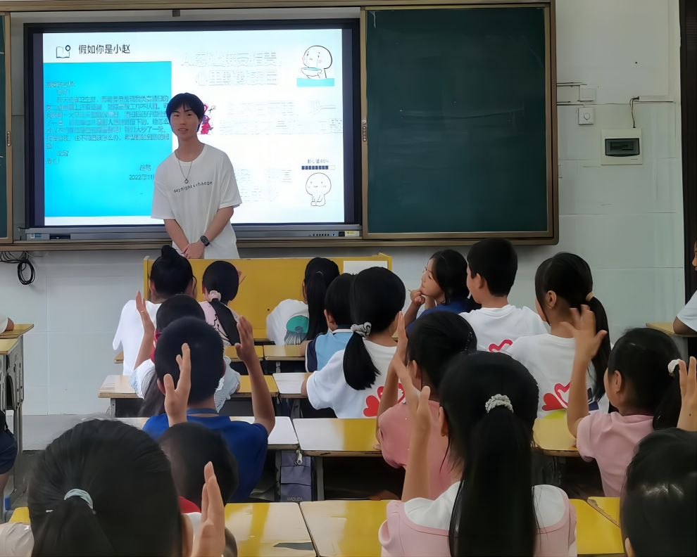 【青春建功，實踐鑄魂】足球構筑友誼橋梁，反霸凌共建和諧校園——中南大學湘雅公共衛(wèi)生學院夏令營七彩課程持續(xù)推進！