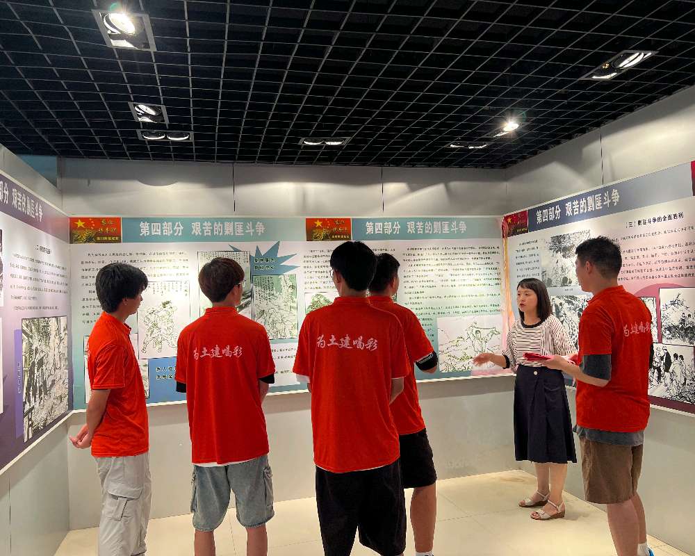 重溫長(zhǎng)征路，言出革命情