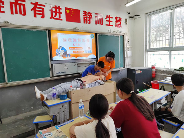 急救知識(shí)進(jìn)校園，為生命套一根安全繩