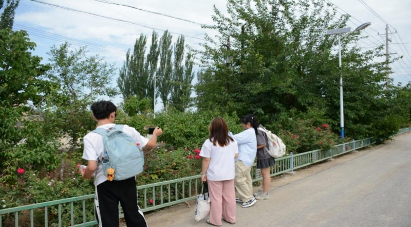 塔里木大學(xué)信息工程學(xué)院助力英買力村鄉(xiāng)村振興，拍攝宣傳點(diǎn)亮發(fā)展新途
