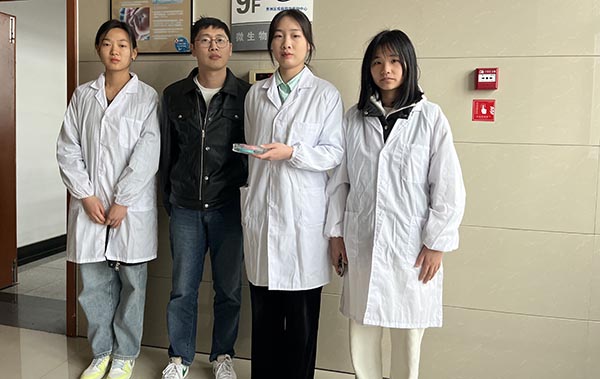 科研引領(lǐng)新時代·社會服務(wù)啟新程——嘉職院變溫顯色智能型降溫貼團隊開展公益試用服務(wù)行動