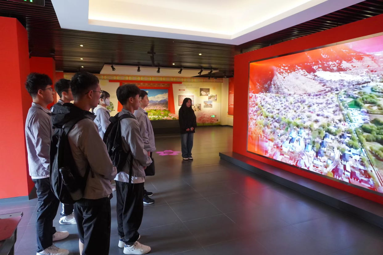 嘎拉村紅色研學(xué)主題教育展覽館開館，河南工業(yè)大學(xué)團(tuán)隊(duì)開展'團(tuán)結(jié)頌'主題黨日活動(dòng)