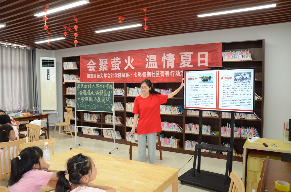 南財(cái)學(xué)子走進(jìn)農(nóng)家書屋：賡續(xù)紅色血脈，繪制紅色長卷
