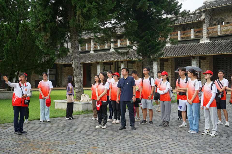 隊(duì)伍成員與老師共同傾聽雙峰寨講解員講解 (1)
