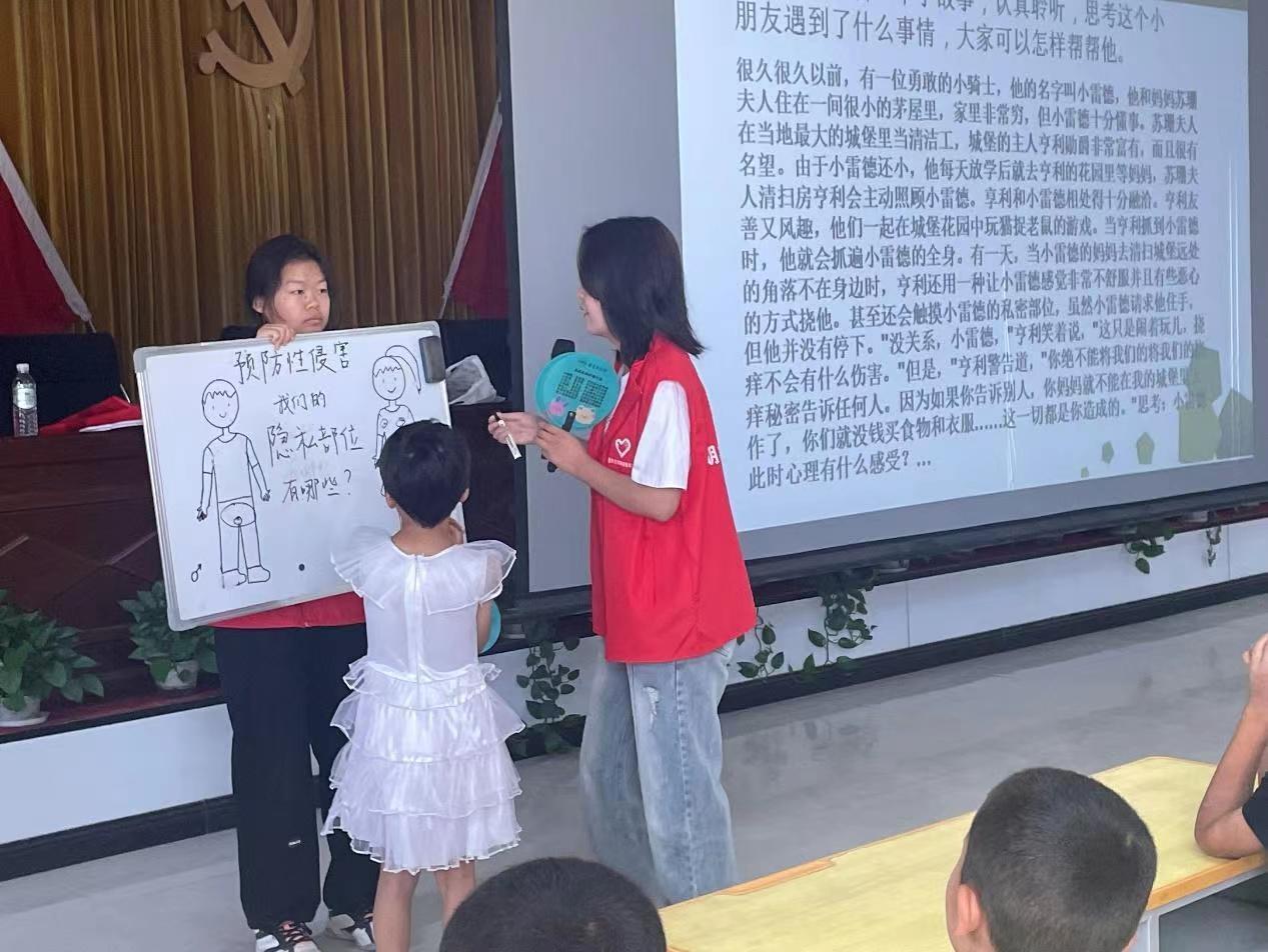 胡楊學(xué)子三下鄉(xiāng)|呵護(hù)未成年人?普法護(hù)航助成長