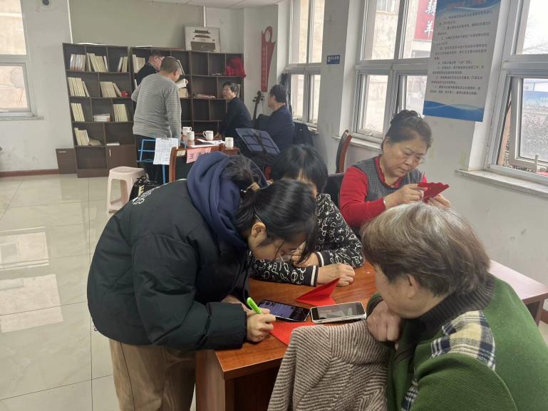 手把手教學(xué)深入社區(qū)，心連心剪紙?jiān)夙炐嘛L(fēng)