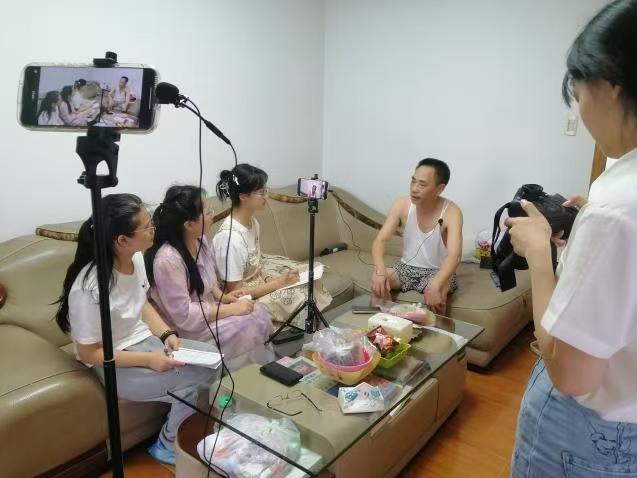 錄“共和國同齡人”口述史，繪“黃、橙、紅”愛國底色