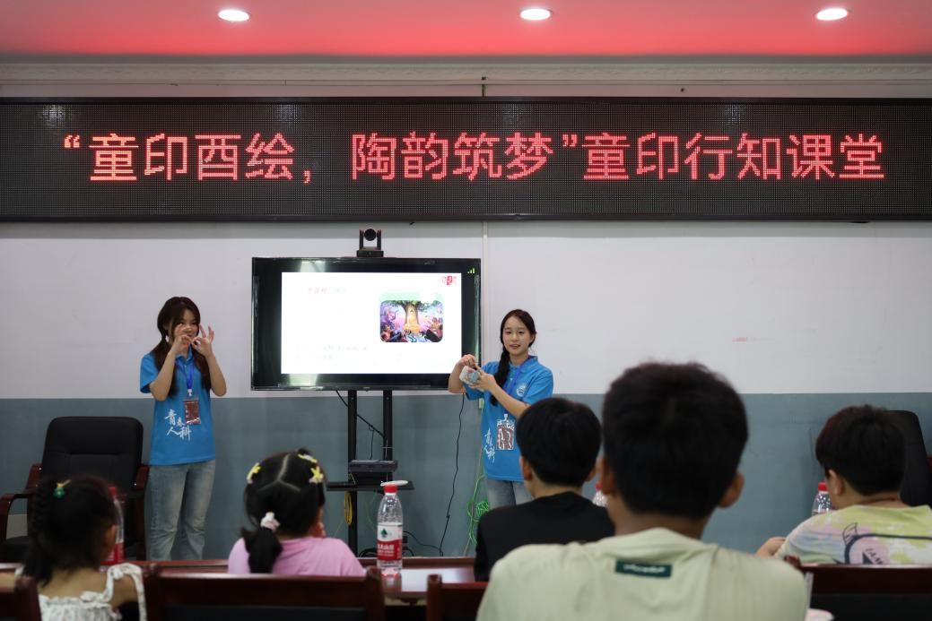 青春人科進(jìn)行時：龍?zhí)豆沛?zhèn)書香盈，知識芬芳潤人心