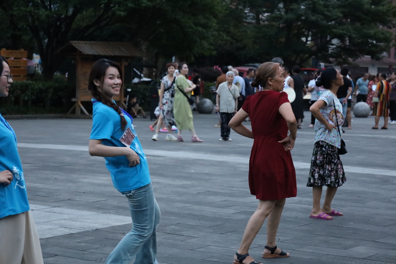 青春人科進行時：心橋相連情綿綿，舞影蹁躚繪民俗 中國青年網(wǎng)7月18日電（通訊員 王千嬈）2