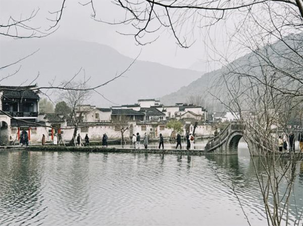 福建農(nóng)林大學(xué)“探尋徽州文化，弘揚(yáng)古 韻新風(fēng) ”實(shí)踐研學(xué)隊(duì)伍開展寒假社會(huì)  實(shí)踐——探索徽派建筑技藝， 體悟非遺民俗文化
