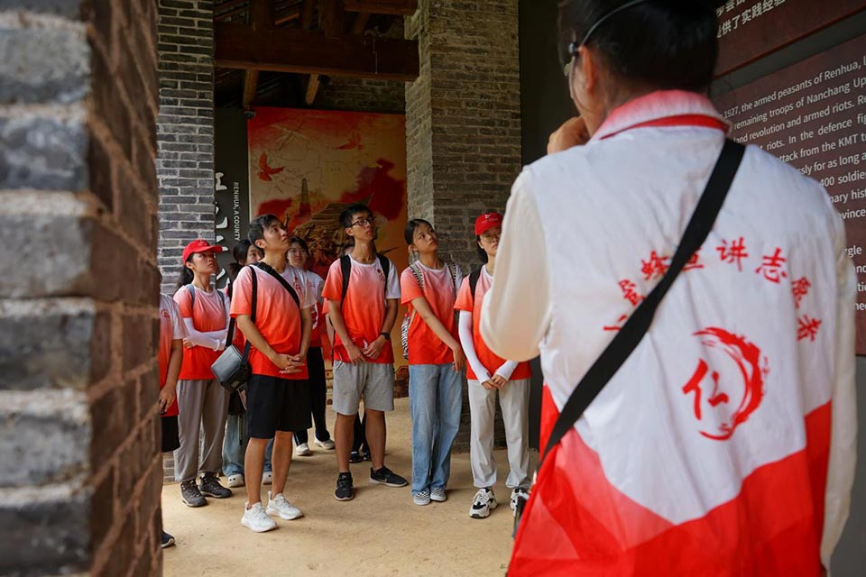 隊(duì)伍成員傾聽雙峰寨講解員講解 (8)