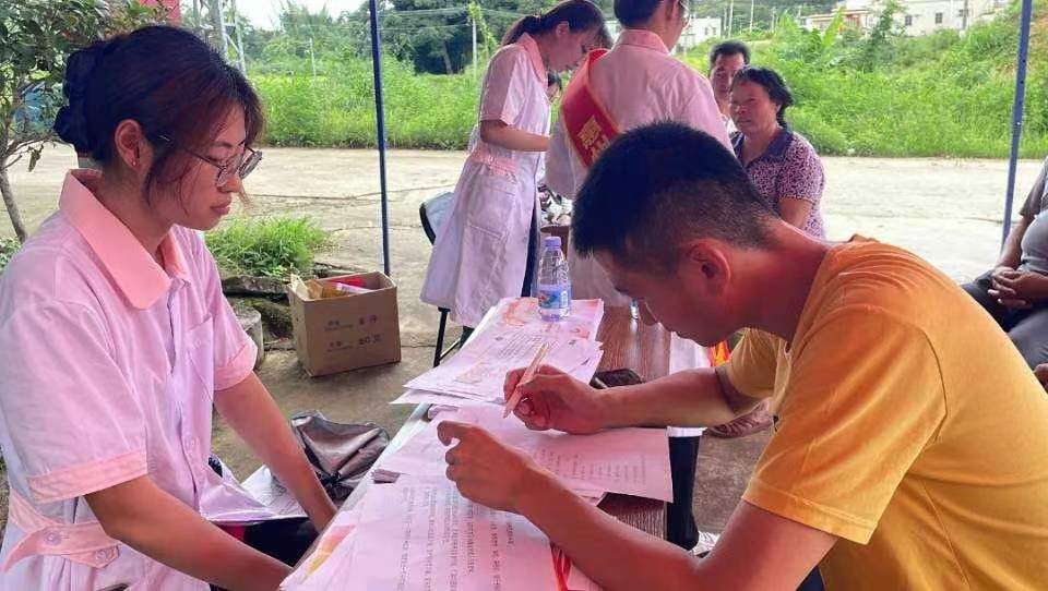 情系仲夏資助同行，感恩喜樂(lè)“診”送安康