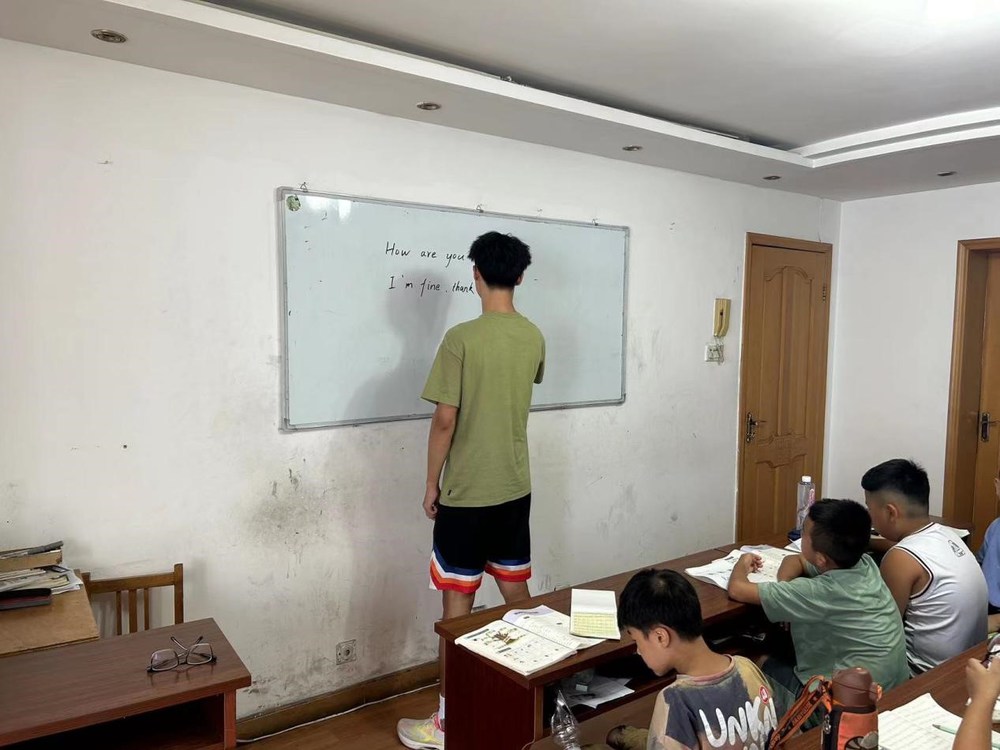“愛心助學(xué)，照亮未來”
