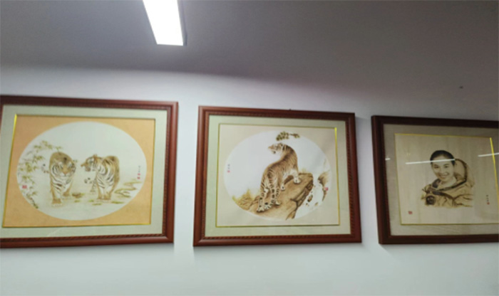火木傳經(jīng)典，鐵筆繪從容