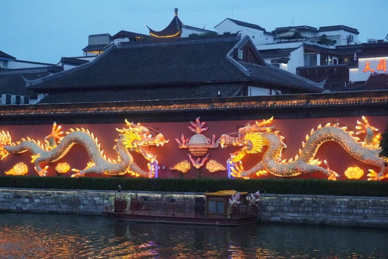一生守一事，燈火滿(mǎn)秦淮