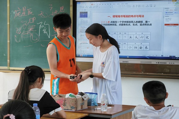 武昌理工學(xué)院三下鄉(xiāng)：練得一手好字，見字如面