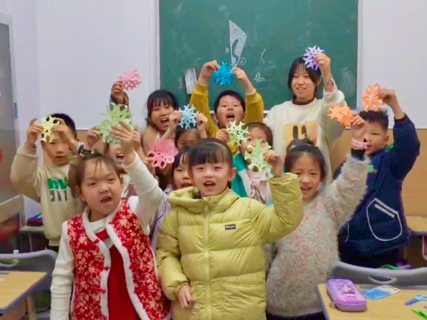 紅紙裁春映梨園，稚手傳承福滿堂