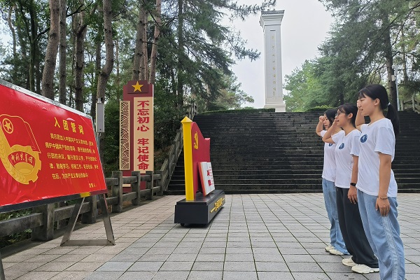 青山埋忠骨，鮮花祭英靈：前往岳西縣大別山烈士陵園