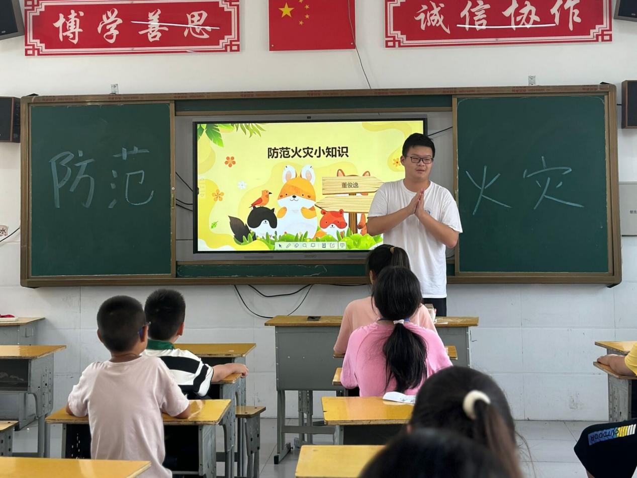 “筑牢安全防火墻，共學火災預防術”武昌理工學院云夢書韻志愿服務隊開展“防范火災
