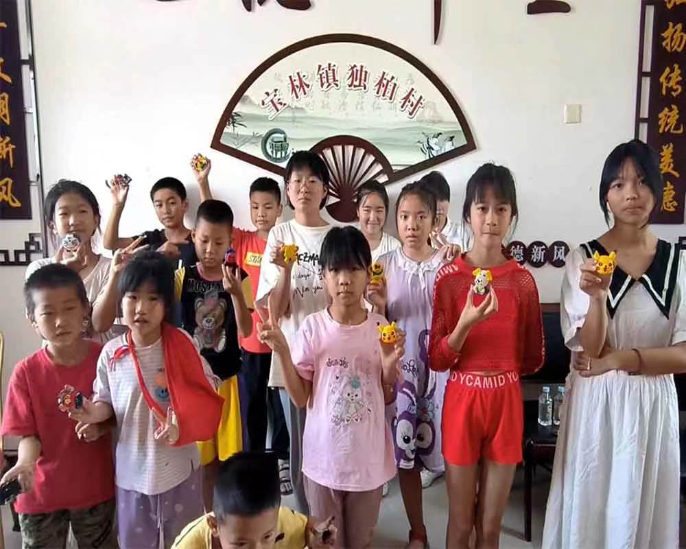 成都錦城學(xué)院三下鄉(xiāng)：彩筆描繪精彩生活，色彩涂出美好未來(lái)