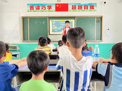 南京財經(jīng)大學(xué)學(xué)子三下鄉(xiāng)：靈動時光舞筆墨，文體課程燃童心