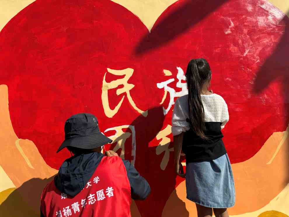 塔里木大學(xué)暑期三下鄉(xiāng)實踐團(tuán)助力鄉(xiāng)村振興：愛心支教行，七彩暖童心