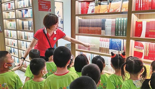 市二幼組織幼兒開(kāi)展讀書(shū)節(jié)社會(huì)實(shí)踐活動(dòng)