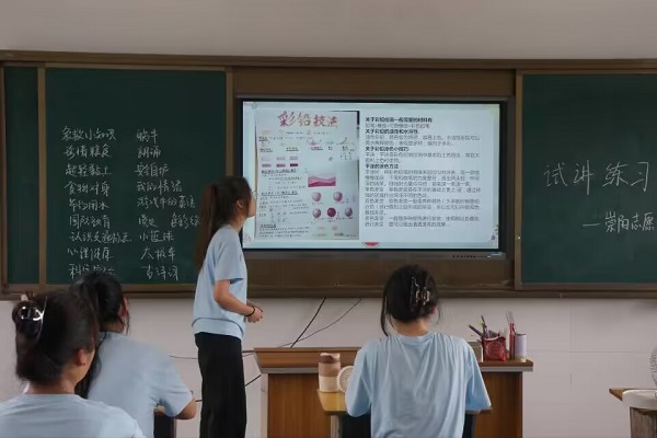 崇陽(yáng)村委會(huì)書記為湖北一高校支教隊(duì)送小龍蝦——送溫暖！