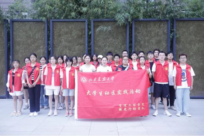 山東建筑大學(xué)微光行動團(tuán)隊開展“童心飛揚(yáng)，紙藝綻放”主題社會實踐活動