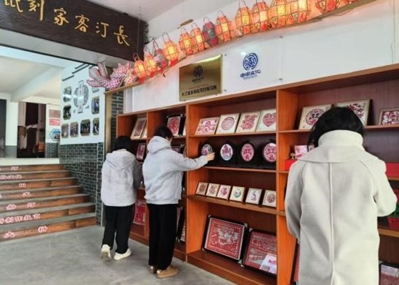 “汀州匠心”非遺剪紙文化實踐隊開展 “素紙雕鏤繪新卷，汀州遺韻映鄉(xiāng)土”主題 社會實踐活動