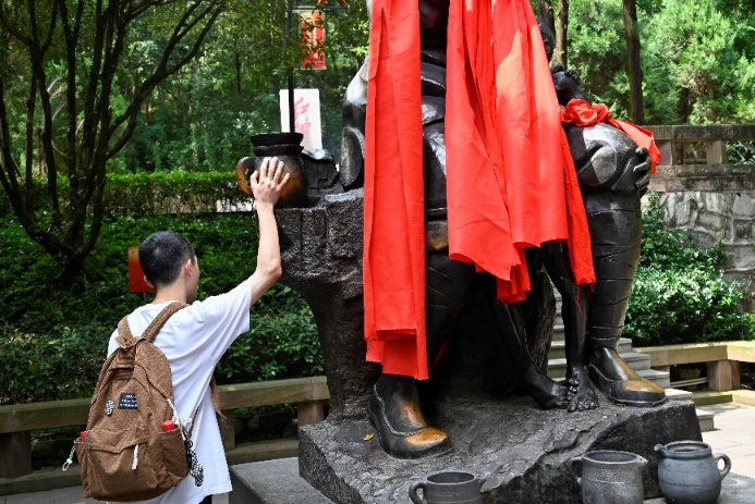 南京郵電大學(xué)實(shí)踐團(tuán)至紅軍山烈士陵園追尋革命蹤跡，傳承紅色精神