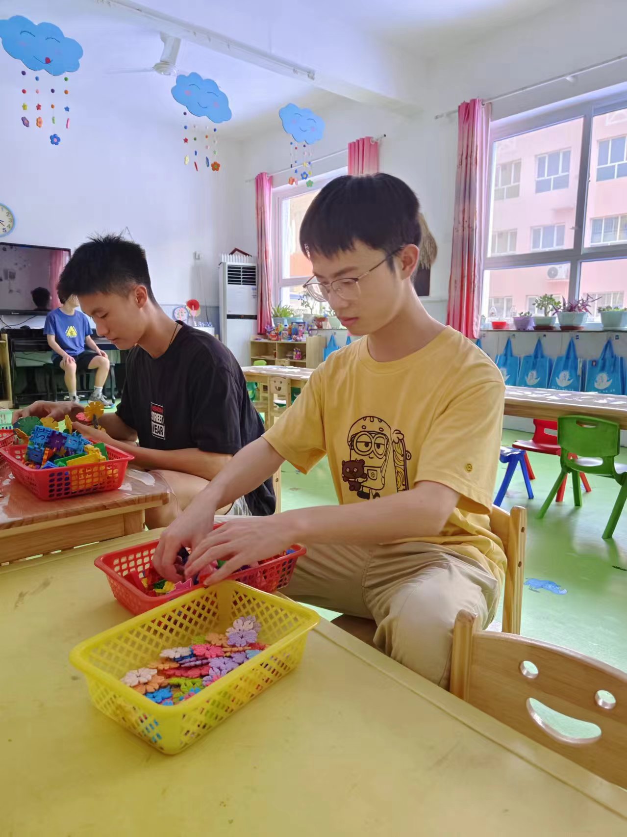 西南石油大學(xué)學(xué)子暑期“三下鄉(xiāng)”：愛(ài)心灑滿石家莊新樂(lè)市車固幼兒園